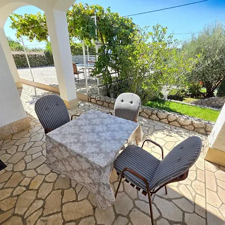 In Mit Terrasse Fuer 2-3 Personen By Interhome