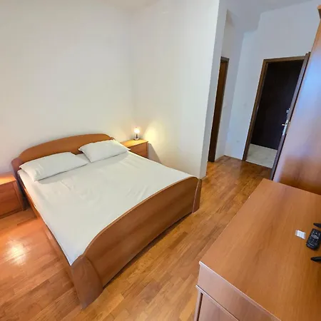 Appartement In Mit Terrasse Fuer 2-3 Personen By Interhome