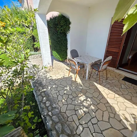In Mit Terrasse Fuer 2-3 Personen By Interhome דירה